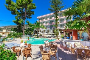 Un hotel con piscina, mobiliario exterior y vistas al paisaje circundante.