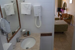 Amenidades de baño gratuitas, secadora de cabello, pantuflas