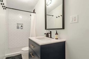 Dusj, hårføner og håndklær