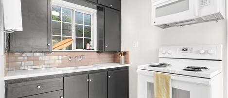 Réfrigérateur, micro-ondes, four, plaque de cuisson