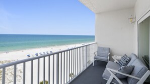 Un balcone con vista sulla spiaggia e sull'oceano.