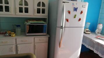 Refrigerador, microondas, horno y cafetera y tetera