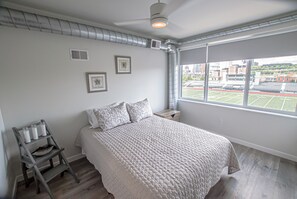 4 habitaciones, tabla de planchar con plancha, wifi y ropa de cama 