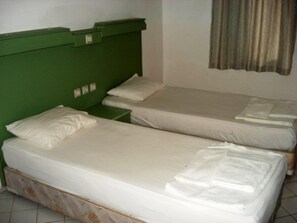 A room with two single beds, each with white bedding and a green headboard. - Bariscan Hotel (Alanya)