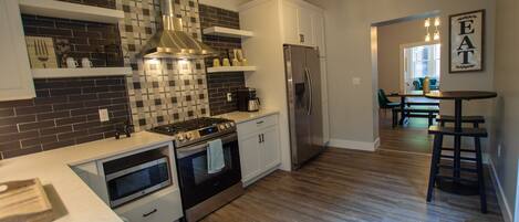 Refrigerador, microondas, horno y parrilla de estufa