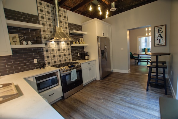 Geladeira, micro-ondas, fogão, cooktop