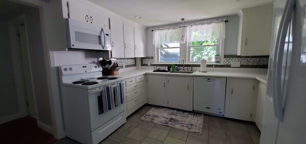 Een koelkast, een magnetron, een oven, een kookplaat