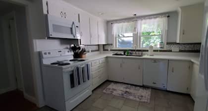 3 Beds, 2 Bath, Close to beaches, Restaurants, BI Ferry, Sunset Views!