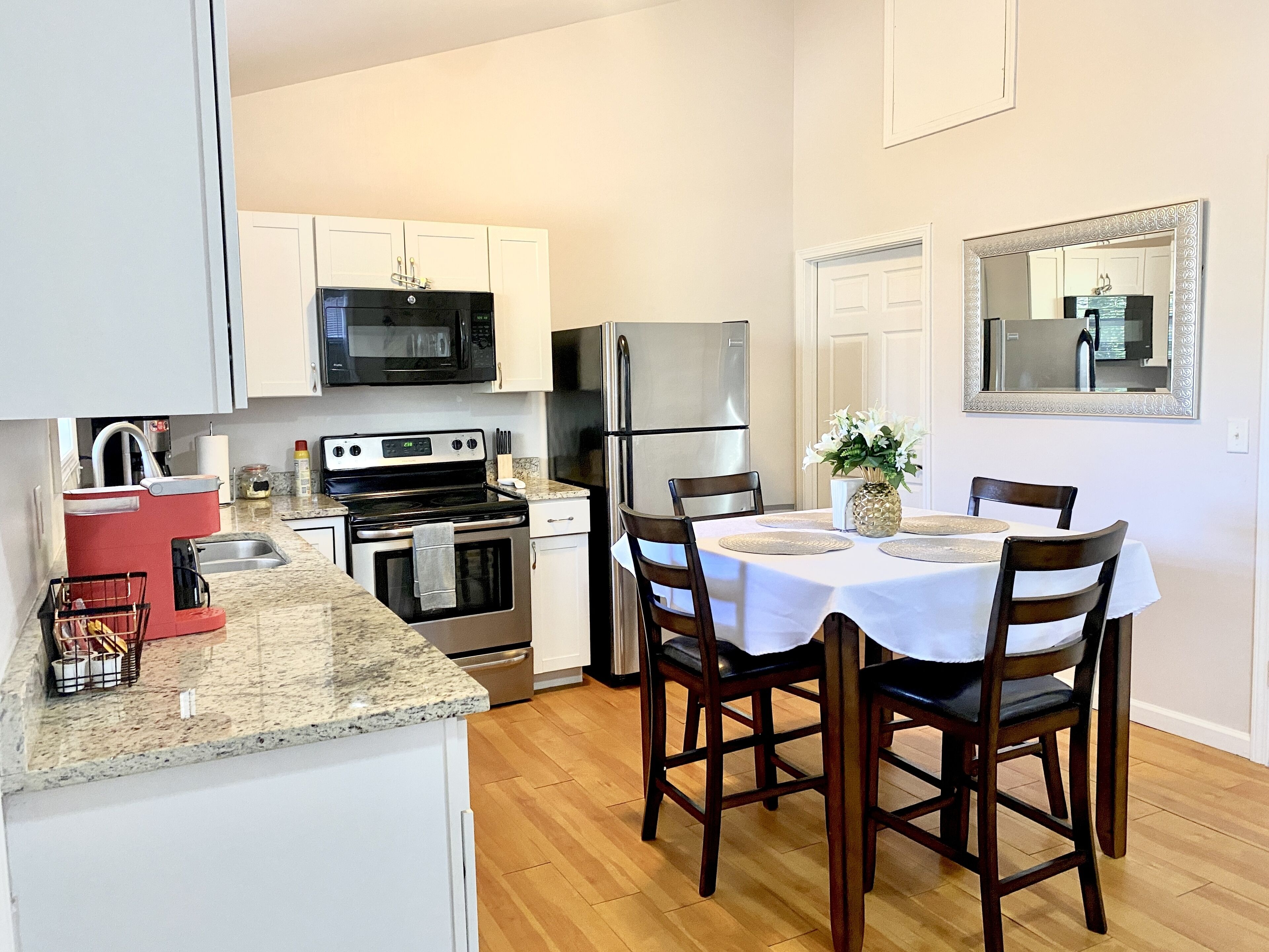 Cozy/ Entire 2 Beds & 1 Bath Apartment. Private Entry.15 min from Airport