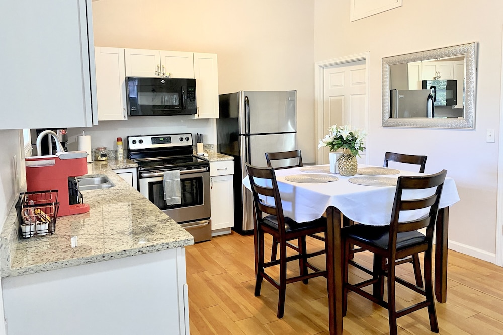 Cozy/ Entire 2 Beds & 1 Bath Apartment. Private Entry.15 min from Airport