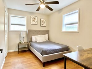 2 habitaciones, escritorio, tabla de planchar con plancha y wifi
