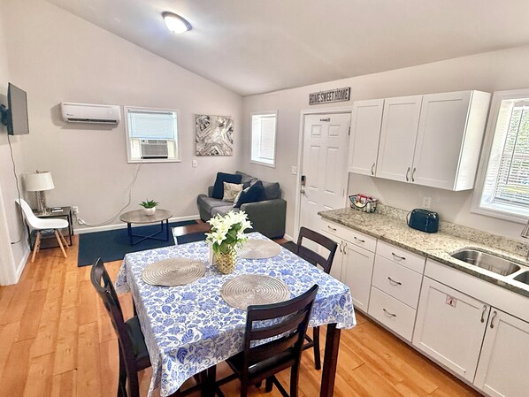 Dining - Cozy/ Entire 2 Beds & 1 Bath Apartment. Private Entry.15 min from Airport (North Charleston)