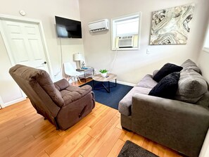 Smart TV - Cozy/ Entire 2 Beds & 1 Bath Apartment. Private Entry.15 min from Airport (North Charleston)