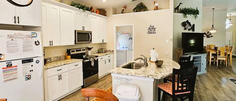 ثلاجة، ميكروويف، فرن، موقد طهي مسطح