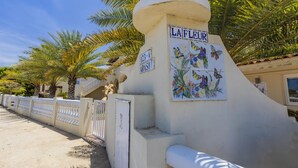 A white building with a sign reading "LA FLEUR" and "123-A ARASHI".