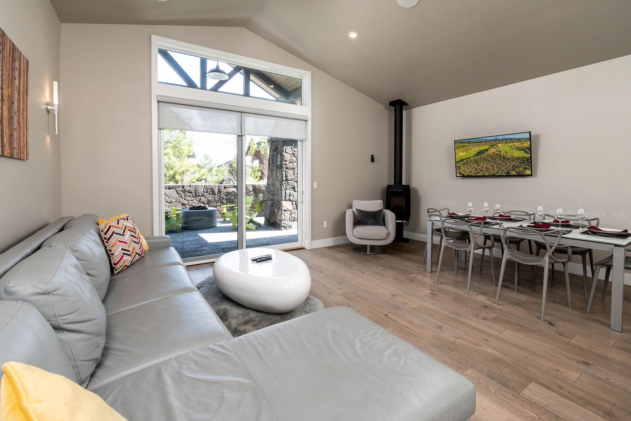 On hike/bike trails ~ gear storage ~ resort pool ~ BBQ ~ private hot tub ~ 🐶