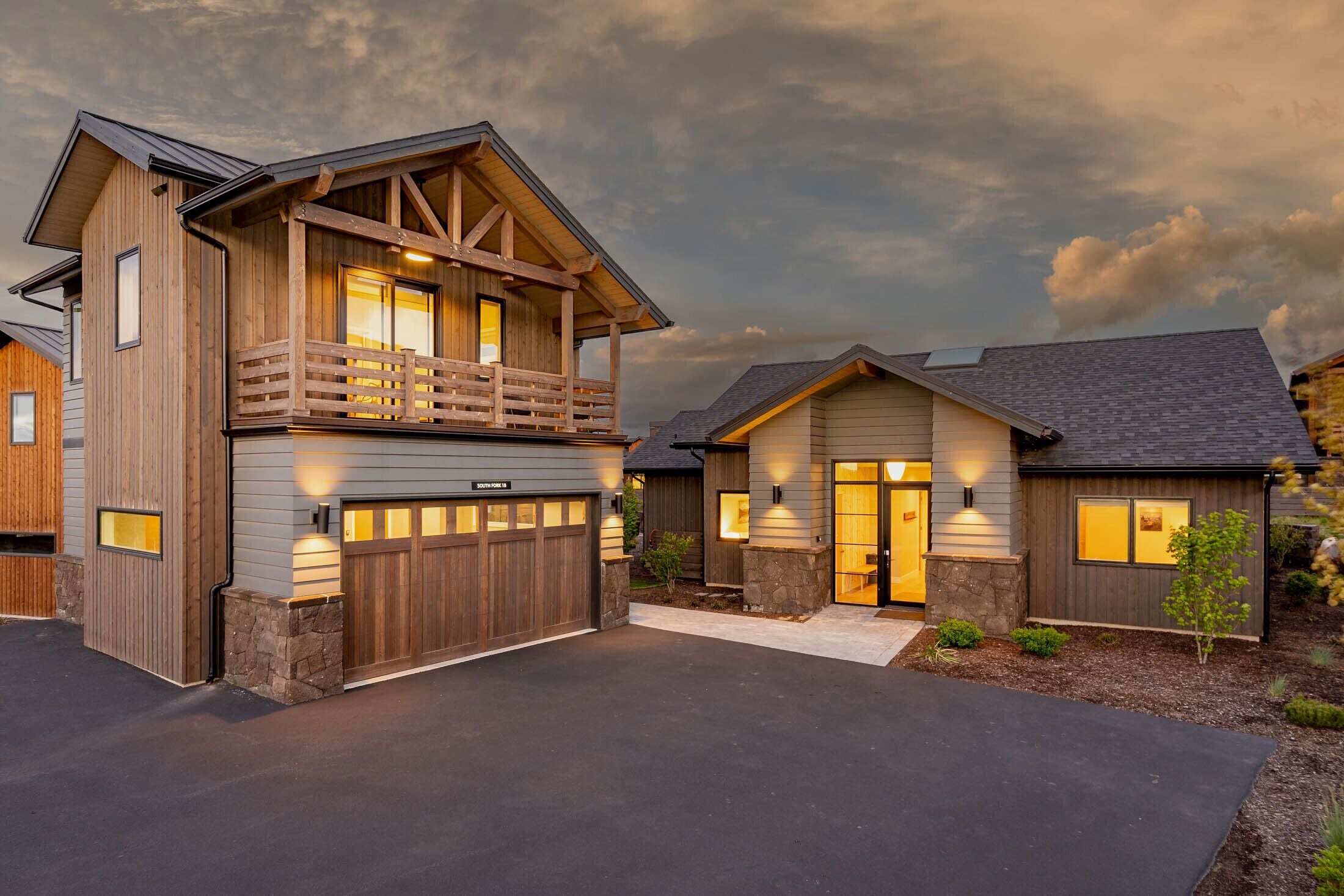 On hike/bike trails ~ gear storage ~ resort pool ~ BBQ ~ private hot tub ~ 🐶