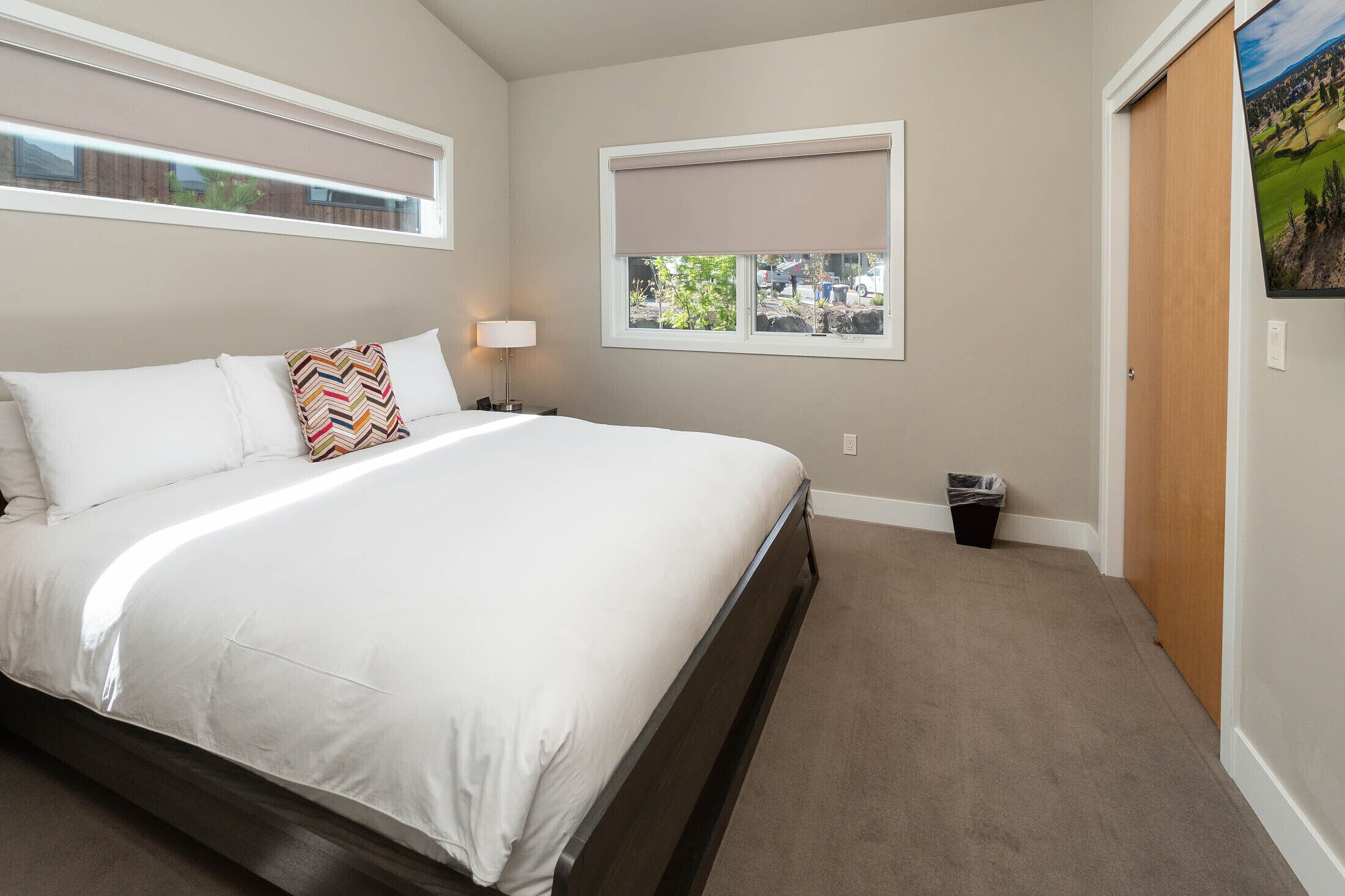 On hike/bike trails ~ gear storage ~ resort pool ~ BBQ ~ private hot tub ~ 🐶