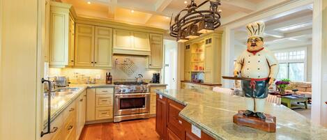 Kühlschrank, Mikrowelle, Geschirrspüler, Kochgeschirr/Geschirr/Besteck