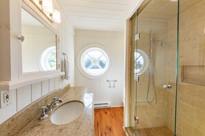 Hair dryer, towels - 6bdrm, 5 bath island cottage with boathouse & bunkie accommodations! Sunsets! (Muskoka Lakes)