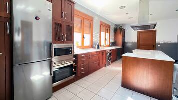 Kjøleskap, mikrobølgeovn, ovn og kokeplater