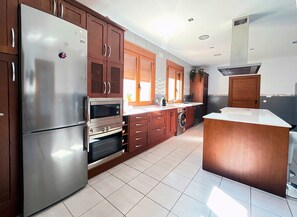 冰箱、微波炉、烤箱、炉灶