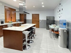 冰箱、微波炉、烤箱、炉灶