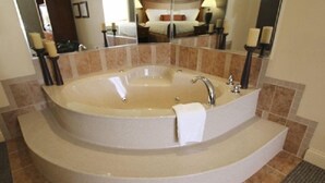 Condo (PB Feb 19th-26th, 2Lev, Lincoln) | Bathroom | Jetted tub