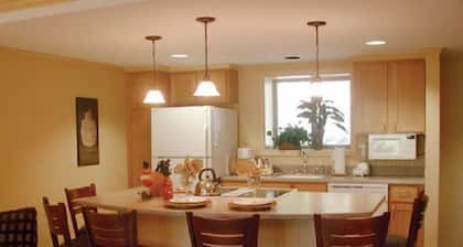 2 Bedroom Condo Winter Retreat at Pollard Brook Resort Near Loon Mountain - PB Feb 19th-26th, 2lev