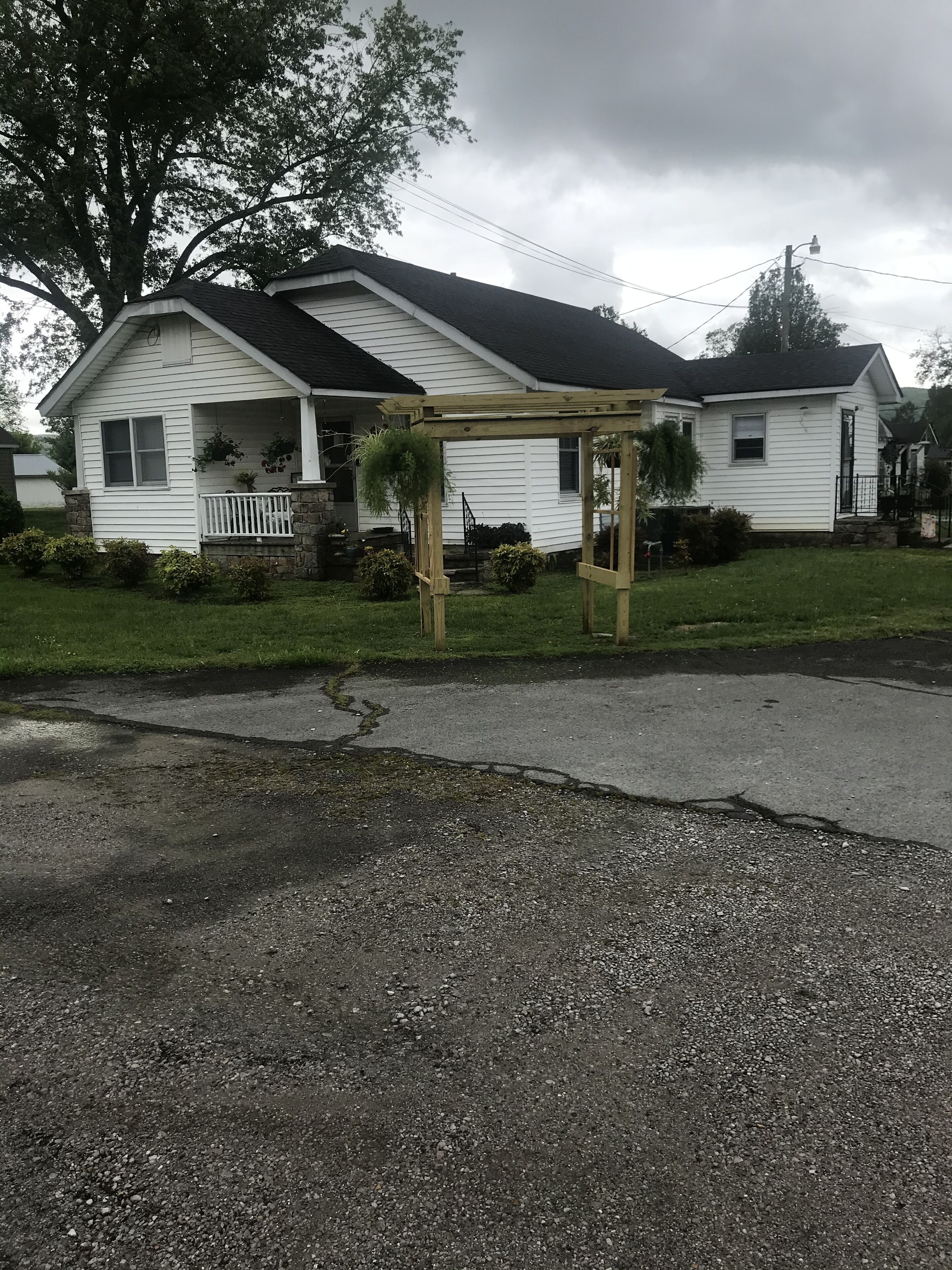 Gipson House in scenic Pelham Valley Tennessee !<br><br>The Caverns, hiking & more !