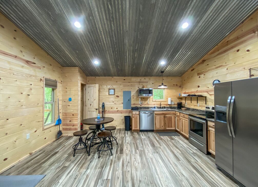 Bird House! Cozy cabin in the woods! With hot tub!