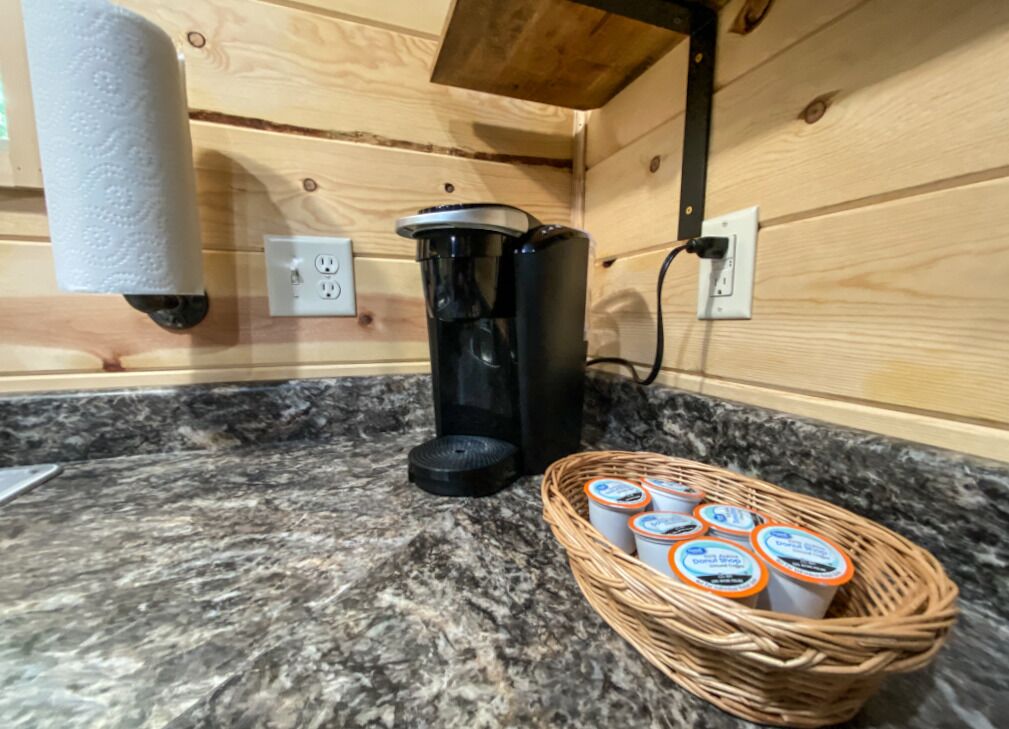 Bird House! Cozy cabin in the woods! With hot tub!