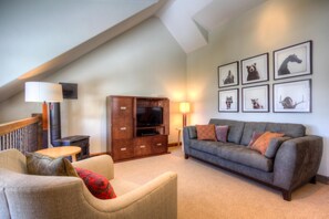 บ้านพัก (Latigo Lodge) | ห้องนั่งเล่น | ทีวีจอแบน, เตาผิง