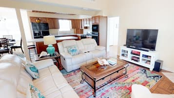 Barefoot Gypsy | Living room | Flat-screen TV, DVD player