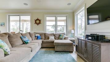 House (Beach Happy) | Living room | Flat-screen TV, DVD player