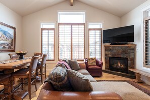 House (Little Empire) | Exterior