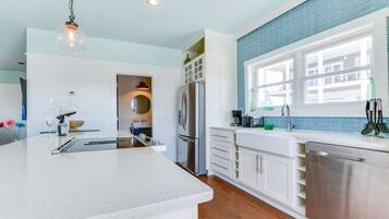 Ooh La La | Private kitchen | Fridge, microwave, stovetop, dishwasher