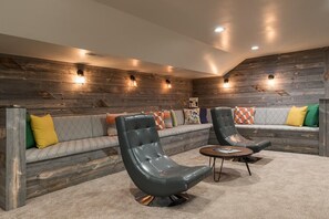 Casa | Sala de estar | Televisión de pantalla plana, chimenea, futbolito y tenis de mesa