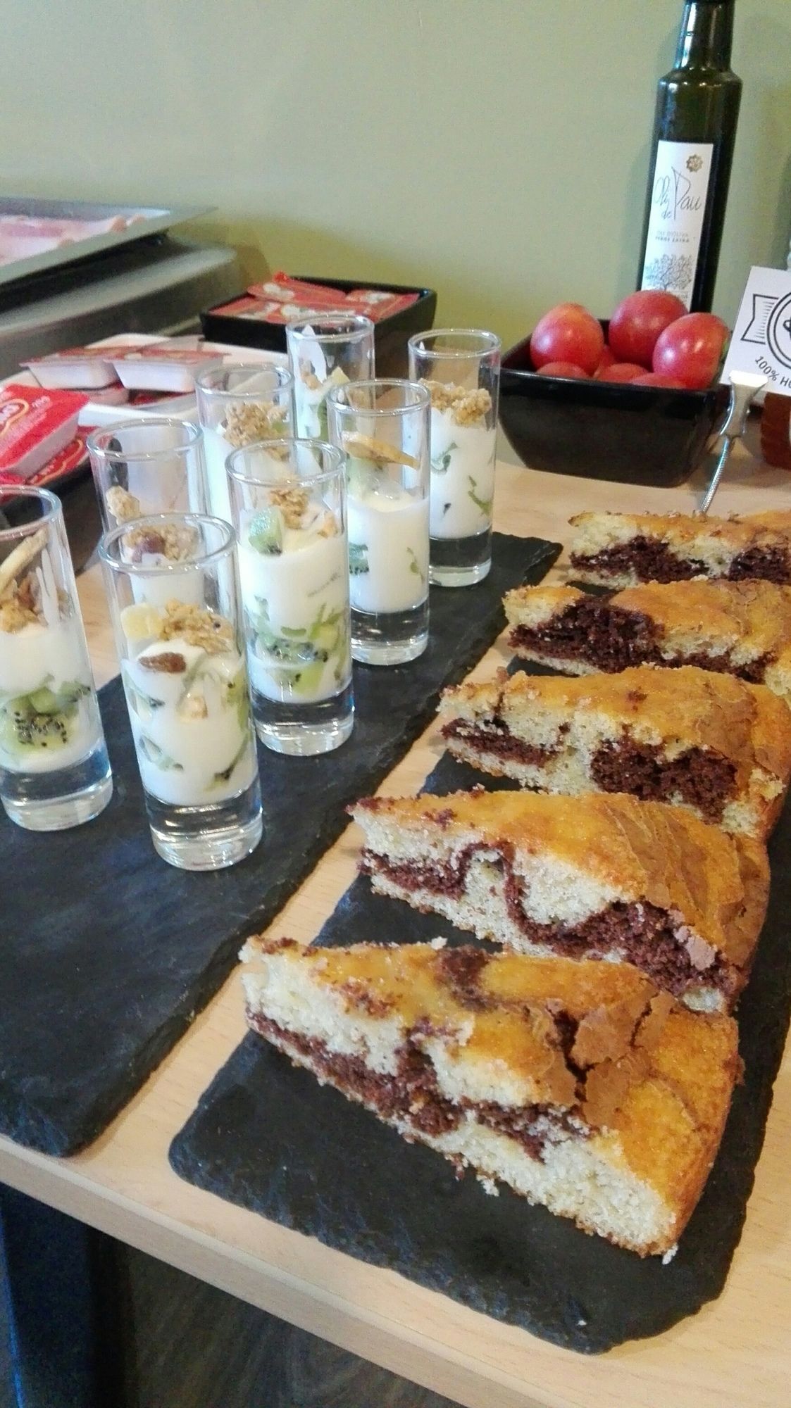 Una mesa de postres con pasteles en capas y parfait.