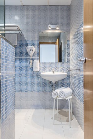 Bathroom - Hotel Margarit (Girona)
