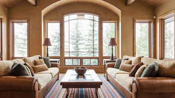 Casa (Canyons Escape in Park City) | Sala de estar | Televisión de pantalla plana y chimenea