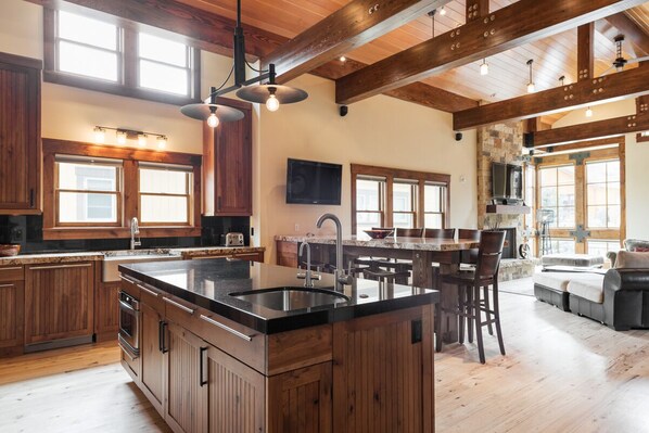 House (Woodside Villa) | Private kitchen