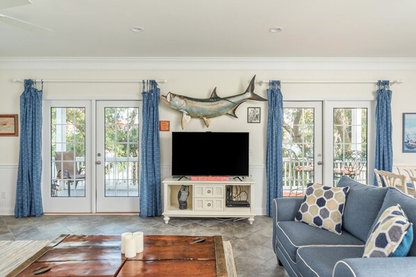 House (Serendipity) | Living room | Flat-screen TV, DVD player - Serendipity (Tybee Island)