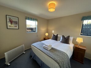 4 bedrooms, desk, iron/ironing board, WiFi