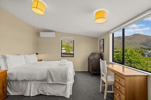 172 Upton St-6889 - Central Wānaka Retreat | Close to the lake! (Wānaka)