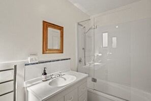 172 Upton St-6882 - Central Wānaka Retreat | Close to the lake! (Wānaka)