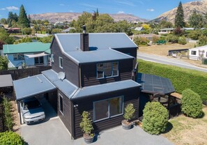 Exterior - Central Wanaka Retreat Close to the Lake (Wānaka)