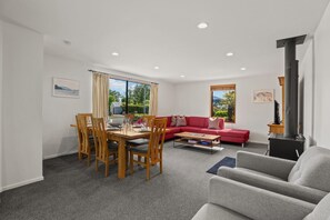 172 Upton St-6873 - Central Wānaka Retreat | Close to the lake! (Wānaka)