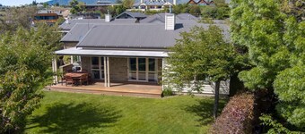 Meadowstone Executive Villa close to Lake Wanaka
