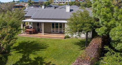 Meadowstone Executive Villa close to Lake Wanaka